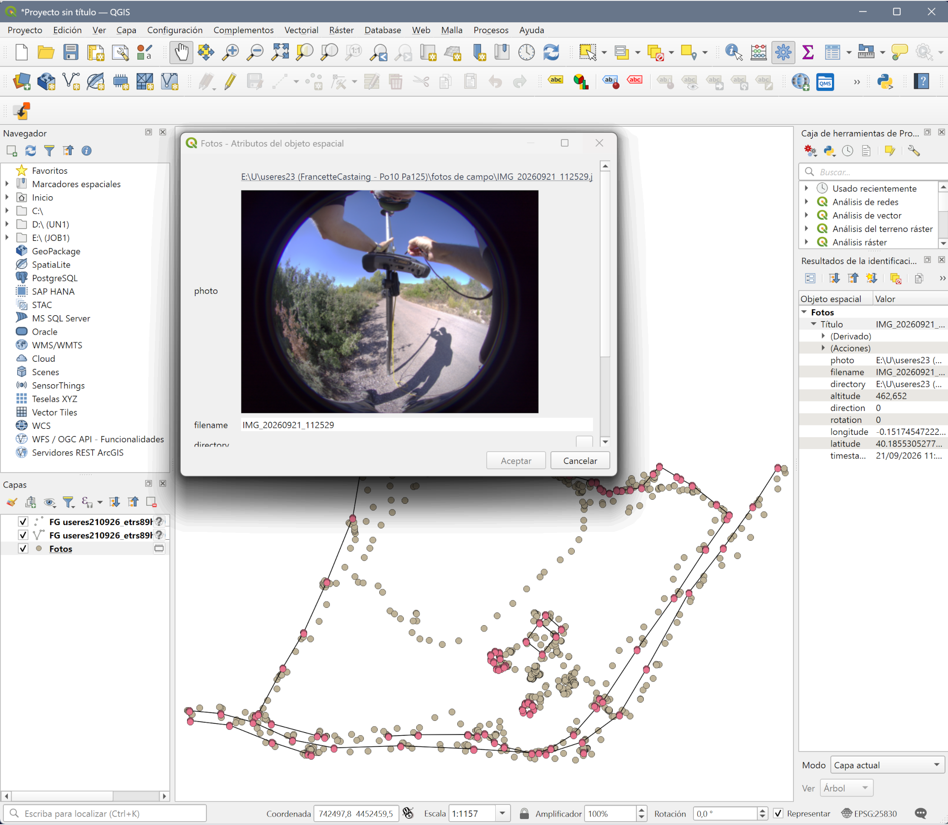 Mapa en el entorno QGIS con vinculación espacial de observables visuales (POV). El sistema permite la inspección directa de cada punto topográfico mediante el registro fotográfico subjetivo capturado en campo.