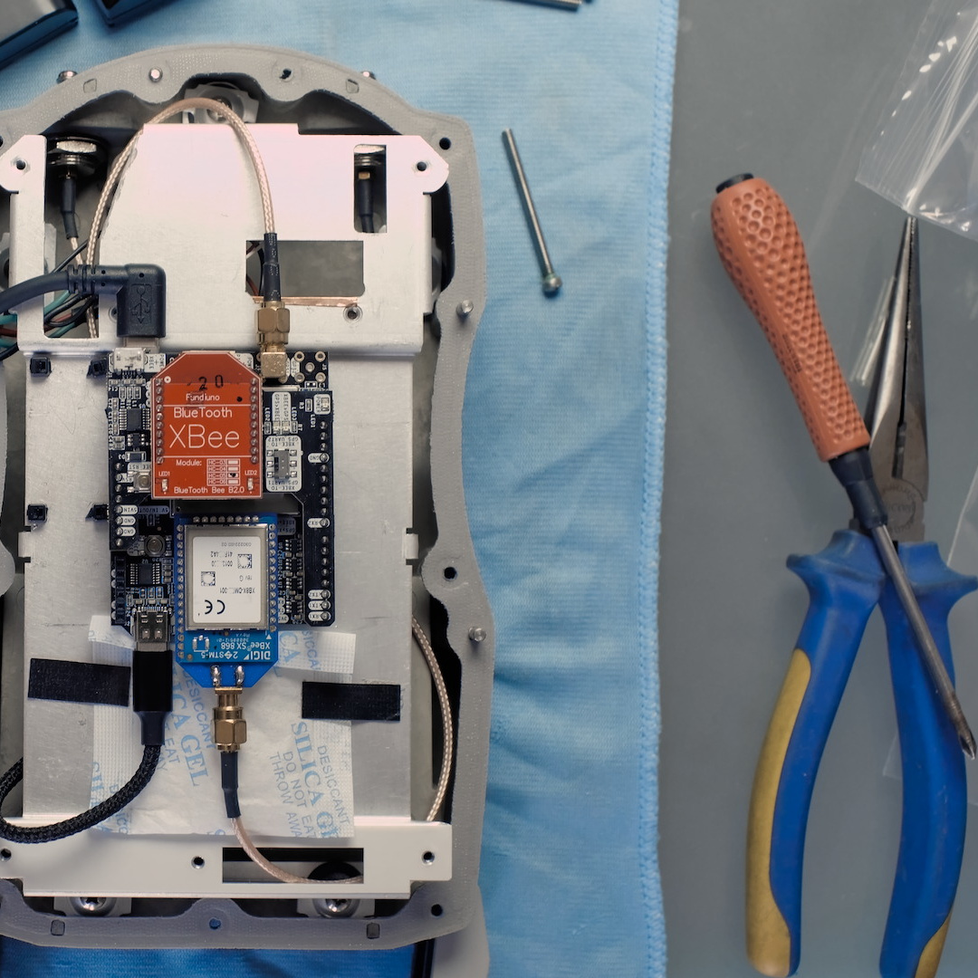 Reingeniería de hardware que integra la arquitectura de procesamiento GNSS de última generación (placa OEM Septentrio Mosaic-X5 / simpleRTK3B PRO) dentro del blindaje estructural de magnesio fundido de la carcasa industrial Trimble 5700.